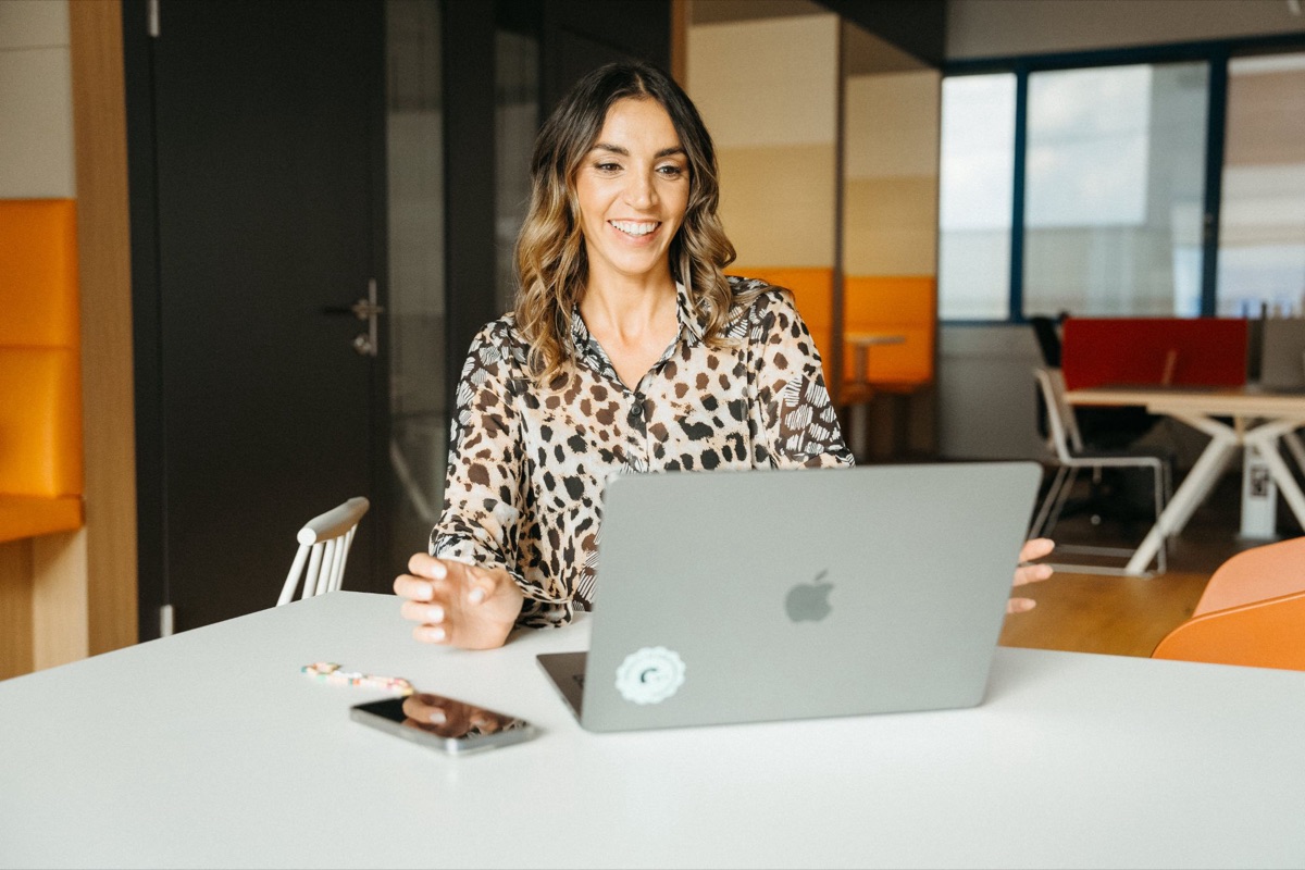Sara Friedrich, Gründerin von Studio Ory, lächelnd am Laptop